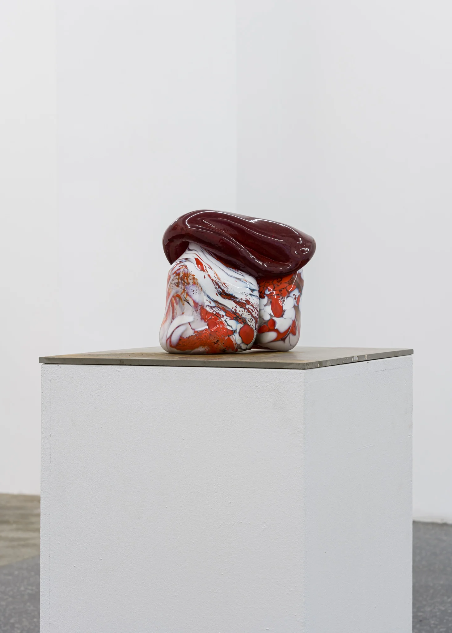 Nadia Barkate, Culo clásico y omelette, 2021, Blown Murano Glass, 27 x 22 x 23.5 cm